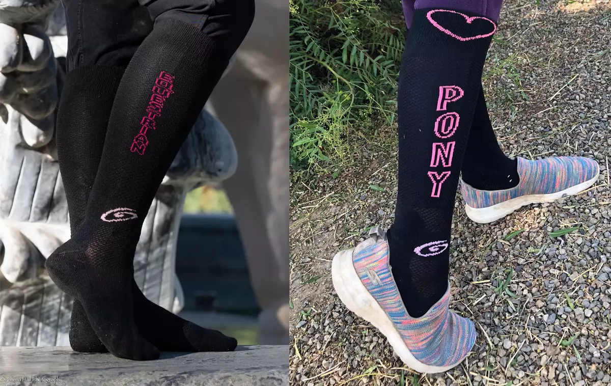 采用LYCRA®（莱卡®）纤维制成的Foot Huggies黑色马术高筒袜。