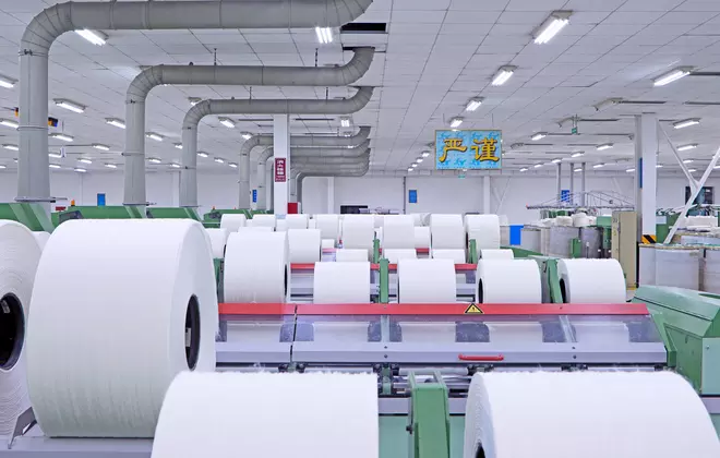鲁泰纺织的其中一个生产基地的生产现场。