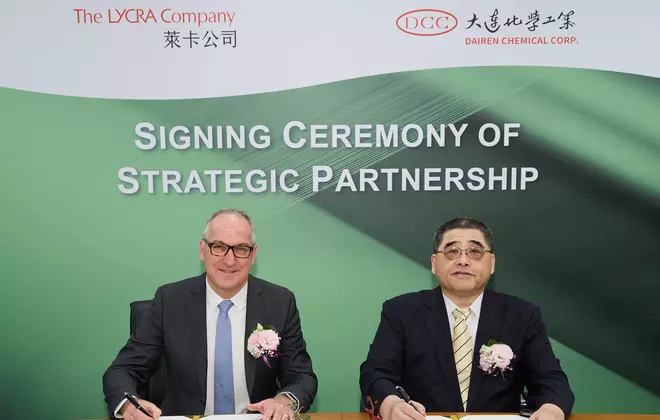 Left to Right: Steve Stewart, chief brand and innovation officer, The LYCRA Company, and Shean-Tung Lin, Chairman, Dairen Chemical Corporation (DCC), sign a letter of intent for DCC to convert QIRA® into low-impact PTMEG for bio-derived LYCRA® fiber.